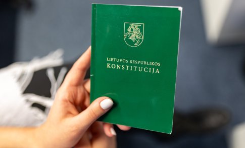 Konstitucijoje siūloma supaprastinti Seimo nario neliečiamybės atėmimo procedūrą