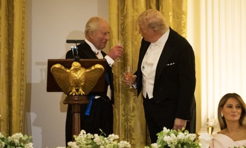 Karalius Karolis pašiepė Trumpą: „Visi kalbėtumėte prancūziškai“