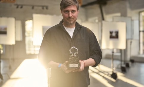 Filmo „Viena koja aukščiau“ režisierius Dambrauskas: „Ne apie viršūnę kūrėme, o apie tai, kas vyksta pakeliui“