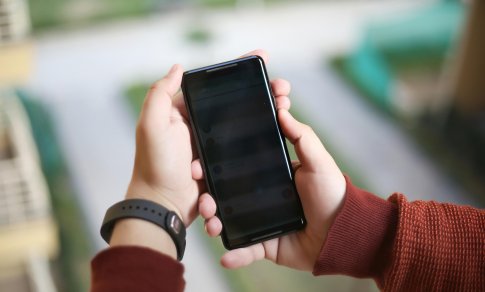 Sušlapo telefonas? Nedarykite šios vienos klaidos – ji kainuoja brangiausiai