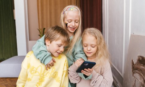 ES svarsto galimybę vėlinti vaikų naudojimąsi socialiniais tinklais