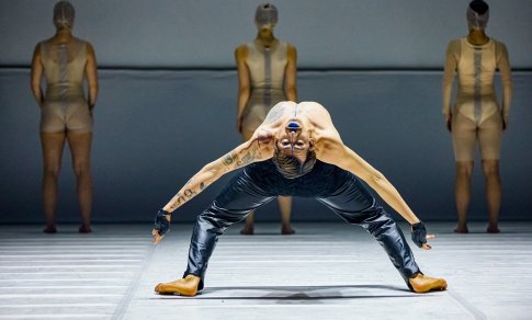 Raganiškos ir futuristinės gaidos atnaujintame spektaklyje „Godos“