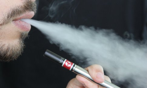Seime – naujas siūlymas drausti parduoti vienkartines elektronines cigaretes