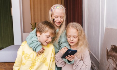 Sukčiai socialiniuose tinkluose taikosi ir į vaikus: ką svarbu žinoti tėvams?