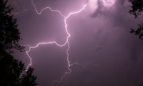 Vasaros audrų sezonas: kaip apsaugoti namus ir išvengti nuostolių?