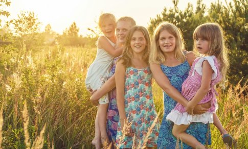 Vaikai, kurie nemato vasaros atostogų: nematomas darbas, apie kurį Lietuvoje vis dar tylima
