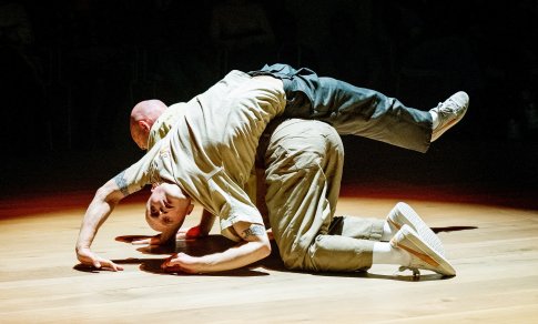 Šiauliuose – urbanistinio šokio teatro „Low Air“ spektaklis „Vienudu“