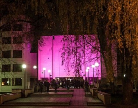 Vyriausybės rūmai purpurine spalva švytės savaitę