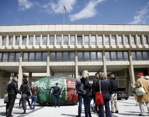 Liberalai vėl tempė simbolinį mokesčių akmenį