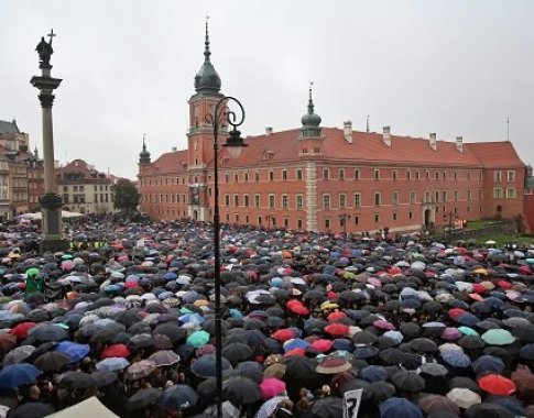 Lenkijos moterų protestas prieš visišką abortų draudimą