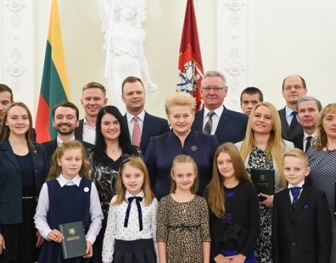 Prezidentūroje pasveikinti jubiliejinio Konstitucijos egzamino nugalėtojai