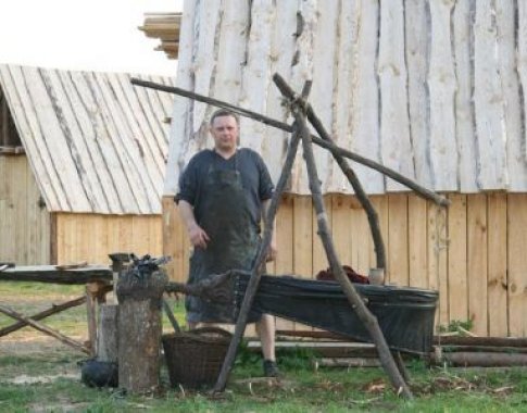 Geram kalviui užtenka priekalo, plaktuko ir replių