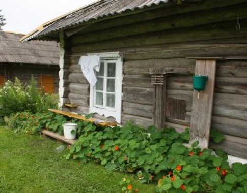 Seną sodybą labiausiai puošia tradicinis darželis