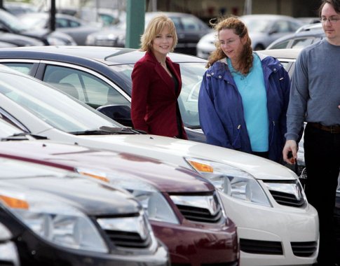 Žmonių Lietuvoje mažėja, o automobilių - daugėja