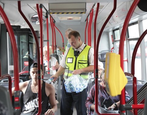 Tradicinė vandens dalinimo akcija viešajame transporte