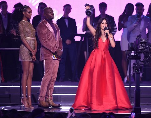Ispanijoje išdalinti MTV apdovanojimai: juose triumfavo hito „Havana“ atlikėja C.Cabello