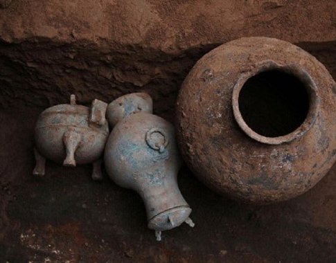 Kinijos archeologai atkasė 2 tūkst. metų senumo indą su vynu