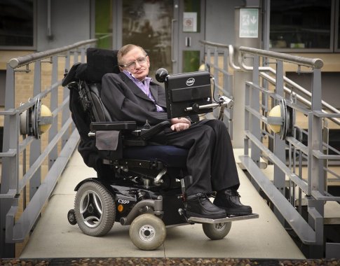 Aukcione parduotas S.Hawkingo vežimėlis ir daktaro disertacijos originalas