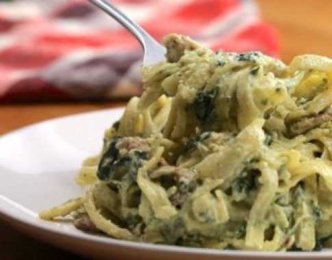 Savaitgalio malonumai: makaronai su vištiena, šonine ir pesto padažu (video)