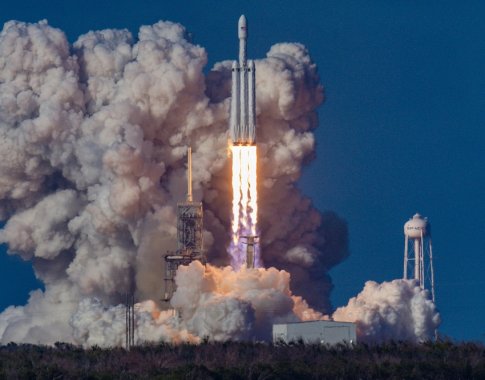 Turistus į kosmosą skraidinti žadanti „Blue Origin“ įvykdė sėkmingą bandomąjį raketos paleidimą