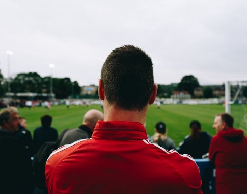 Karo niokojamas Jemenas nepraranda aistros futbolui