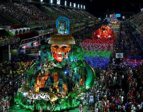 Brazilai šėlsta spalvotajame Rio de Žaneiro karnavale
