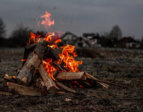 Aplinkosaugininkai primena: pernykštės žolės padegėjams gresia baudos Aplinkosaugininkai primena: pernykštės žolės padegėjams gresia baudos