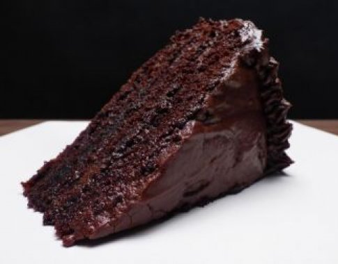 Saldi šventė gomuriui – drėgnas šokoladinis tortas (video)