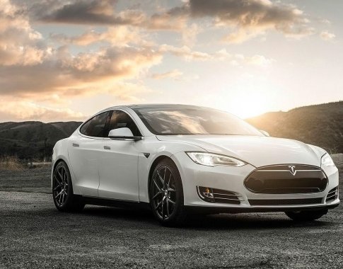 Pamatykite: Šanchajuje savaime užsiliepsnojo stovintis „Tesla“ automobilis (VIDEO)