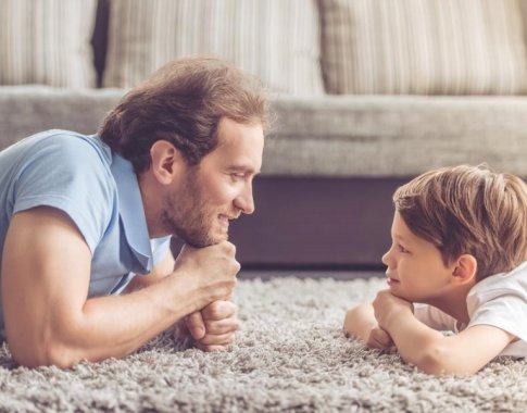 Kaip tėvo vaidmuo ir įvairūs vyriškumo standartai veikia berniukų emocinį pasaulį?