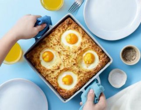 Karališkiems pusryčiams – sotus bulvių, sūrio, kumpio ir kiaušinių apkepas (video)