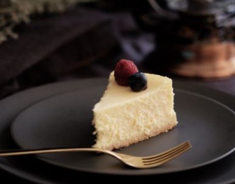 Saldžiai popietei – klasikinis sūrio pyragas (video)
