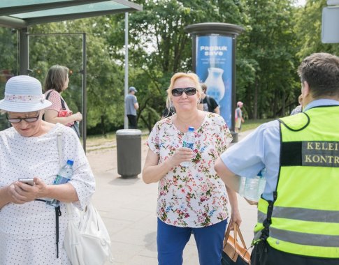 Nuo karščio dūstančiame sostinės viešajame transporte – vanduo keleiviams Nuo karščio dūstančiame sostinės viešajame transporte – vanduo keleiviams