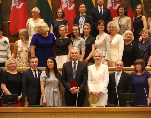 G.Nausėdai įteiktas Lietuvos Prezidento pažymėjimas G.Nausėdai įteiktas Lietuvos Prezidento pažymėjimas