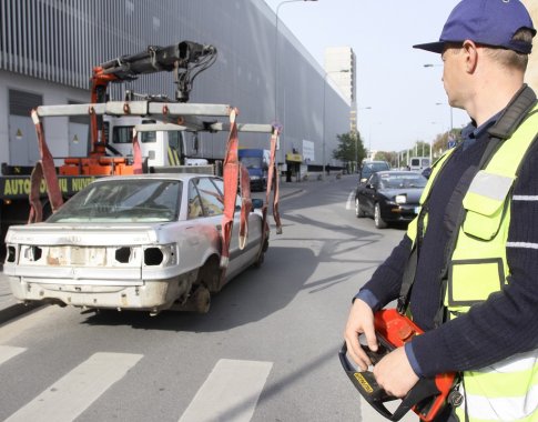 Vilnius bandys valytis nuo kiemuose riogsančių apleistų automobilių