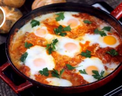 Kitoks pusryčių valgiaraštis – izraelietiška kiaušinienė šakšuka (video)