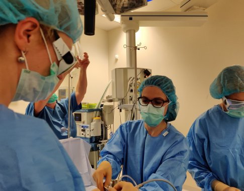 Lietuvoje atlikta unikali operacija: Santaros klinikų medikai dar negimusių dvynių kraujotaką atskyrė lazeriu