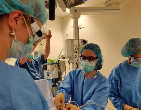 Lietuvoje atlikta unikali operacija: Santaros klinikų medikai dar negimusių dvynių kraujotaką atskyrė lazeriu Lietuvoje atlikta unikali operacija: Santaros klinikų medikai dar negimusių dvynių kraujotaką atskyrė lazeriu