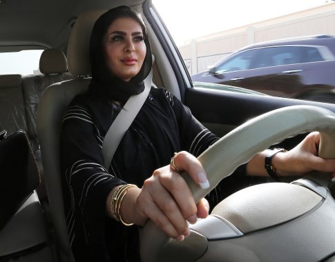 Saudo Arabija toliau švelnina griežtas taisykles moterims Saudo Arabija toliau švelnina griežtas taisykles moterims