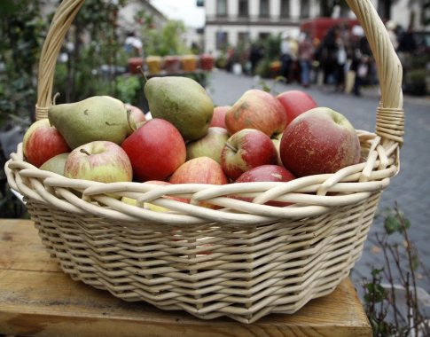 Labiausiai brangstančia preke išlieka bulvės, labiausiai pingančia – obuoliai Labiausiai brangstančia preke išlieka bulvės, labiausiai pingančia – obuoliai