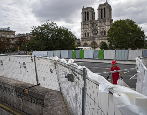 Atnaujinami Paryžiaus Dievo Motinos katedros valymo darbai