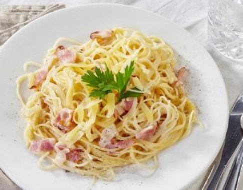 Itališkos tradicijos ant pietų stalo: spagečiai su „Carbonara” padažu (video)