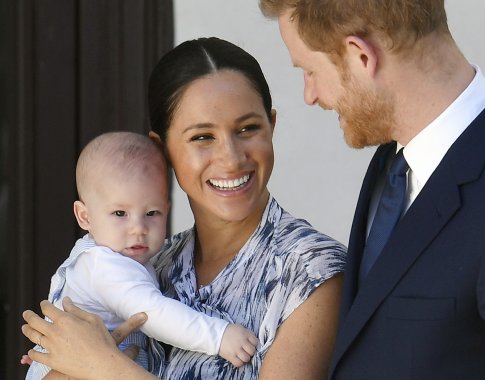 Princas Haris su žmona Meghan po ilgo laiko viešai parodė savo sūnelį Archį
