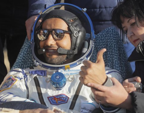 Į žemę grįžo pirmasis Jungtinių Arabų Emyratų astronautas