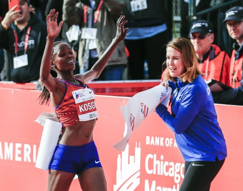 Kenijos bėgikė B.Kosgei pagerino pasaulio maratono rekordą Kenijos bėgikė B.Kosgei pagerino pasaulio maratono rekordą