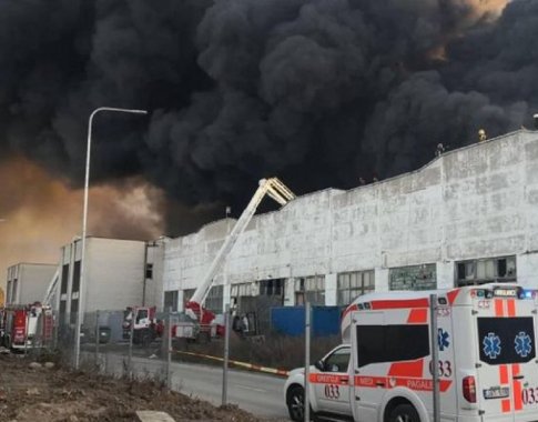 Alytaus gamyklos gaisravietėje dūmingumas sumažėjo