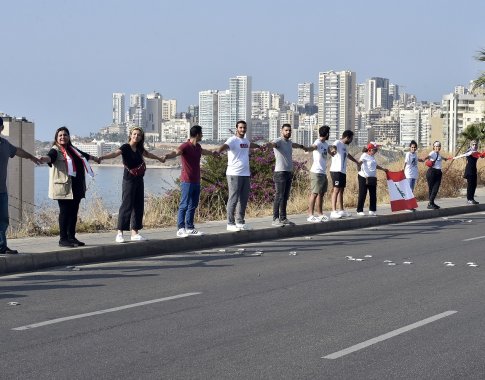 Baltijos kelio įkvėpti: Libano protestuotojai suformavo 170 km ilgio žmonių grandinę
