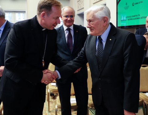 Už pasaulio lietuvių nuopelnus Lietuvai prezidentas V. Adamkus apdovanotas garbės ženklo Aukso Vyčiu