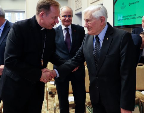 Už pasaulio lietuvių nuopelnus Lietuvai prezidentas V. Adamkus apdovanotas garbės ženklo Aukso Vyčiu Už pasaulio lietuvių nuopelnus Lietuvai prezidentas V. Adamkus apdovanotas garbės ženklo Aukso Vyčiu