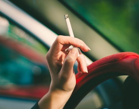 Apie kokius pavojus turėtų susimąstyti rūkantys automobiliuose?